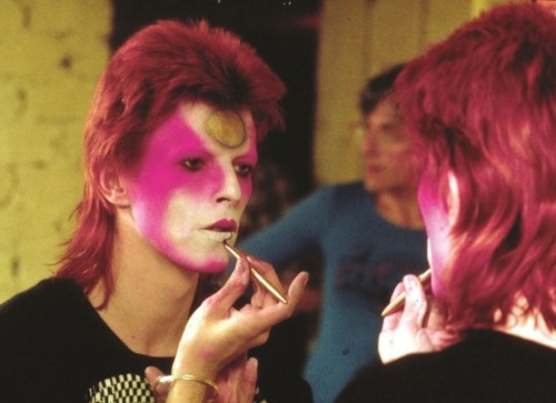 Bowie beating his face